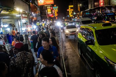 Bangkok, Tayland, 25 Kasım 2024 Çin Mahallesi caddelerinde gece trafik sıkışıklığı. Mahalle canlı sokak hayatı, zengin kültür mirası ve hareketli pazarlarıyla ünlüdür..