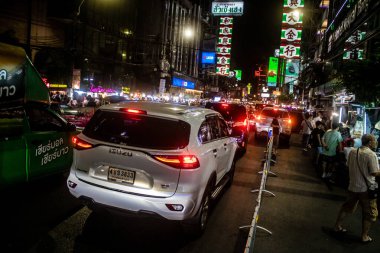 Bangkok, Tayland, 25 Kasım 2024 Çin Mahallesi caddelerinde gece trafik sıkışıklığı. Mahalle canlı sokak hayatı, zengin kültür mirası ve hareketli pazarlarıyla ünlüdür..
