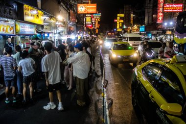 Bangkok, Tayland, 25 Kasım 2024 Çin Mahallesi caddelerinde gece trafik sıkışıklığı. Mahalle canlı sokak hayatı, zengin kültür mirası ve hareketli pazarlarıyla ünlüdür..