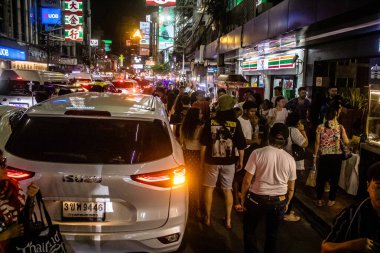 Bangkok, Tayland, 25 Kasım 2024 Çin Mahallesi caddelerinde gece trafik sıkışıklığı. Mahalle canlı sokak hayatı, zengin kültür mirası ve hareketli pazarlarıyla ünlüdür..