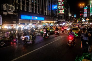 Bangkok, Tayland, 25 Kasım 2024 Çin Mahallesi caddelerinde gece trafik sıkışıklığı. Mahalle canlı sokak hayatı, zengin kültür mirası ve hareketli pazarlarıyla ünlüdür..