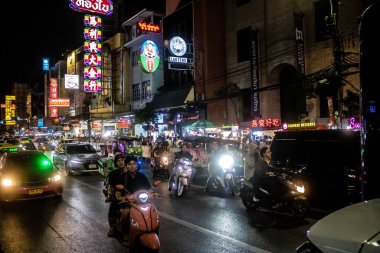 Bangkok, Tayland, 25 Kasım 2024 Çin Mahallesi caddelerinde gece trafik sıkışıklığı. Mahalle canlı sokak hayatı, zengin kültür mirası ve hareketli pazarlarıyla ünlüdür..