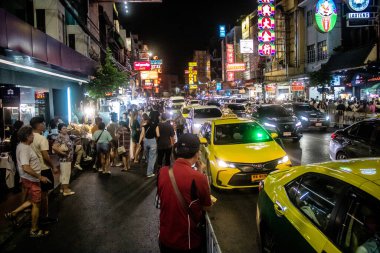 Bangkok, Tayland, 25 Kasım 2024 Çin Mahallesi caddelerinde gece trafik sıkışıklığı. Mahalle canlı sokak hayatı, zengin kültür mirası ve hareketli pazarlarıyla ünlüdür..