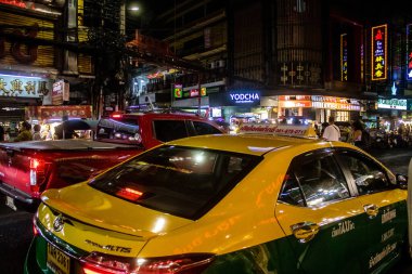Bangkok, Tayland, 25 Kasım 2024 Çin Mahallesi caddelerinde gece trafik sıkışıklığı. Mahalle canlı sokak hayatı, zengin kültür mirası ve hareketli pazarlarıyla ünlüdür..