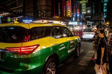 Bangkok, Tayland, 25 Kasım 2024 Çin Mahallesi caddelerinde gece trafik sıkışıklığı. Mahalle canlı sokak hayatı, zengin kültür mirası ve hareketli pazarlarıyla ünlüdür..