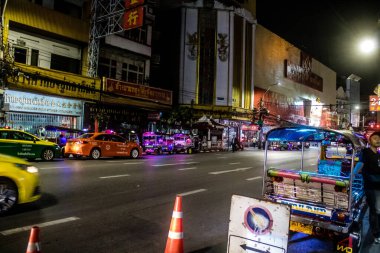 Bangkok, Tayland, 25 Kasım 2024 Çin Mahallesi caddelerinde gece trafik sıkışıklığı. Mahalle canlı sokak hayatı, zengin kültür mirası ve hareketli pazarlarıyla ünlüdür..