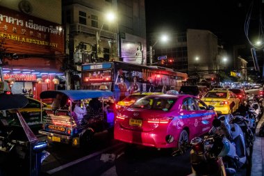 Bangkok, Tayland, 25 Kasım 2024 Çin Mahallesi caddelerinde gece trafik sıkışıklığı. Mahalle canlı sokak hayatı, zengin kültür mirası ve hareketli pazarlarıyla ünlüdür..