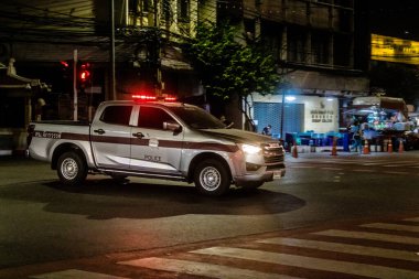 Bangkok, Tayland, 25 Kasım 2024 Çin Mahallesi caddelerinde gece trafik sıkışıklığı. Mahalle canlı sokak hayatı, zengin kültür mirası ve hareketli pazarlarıyla ünlüdür..