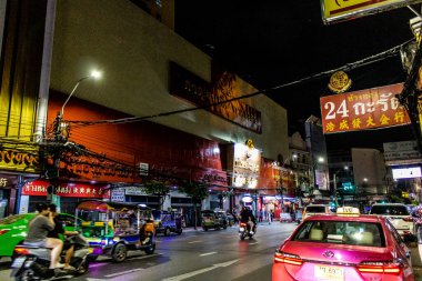 Bangkok, Tayland, 25 Kasım 2024 Çin Mahallesi caddelerinde gece trafik sıkışıklığı. Mahalle canlı sokak hayatı, zengin kültür mirası ve hareketli pazarlarıyla ünlüdür..