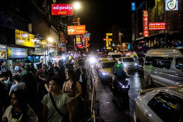 Bangkok, Tayland, 25 Kasım 2024 Çin Mahallesi caddelerinde gece trafik sıkışıklığı. Mahalle canlı sokak hayatı, zengin kültür mirası ve hareketli pazarlarıyla ünlüdür..