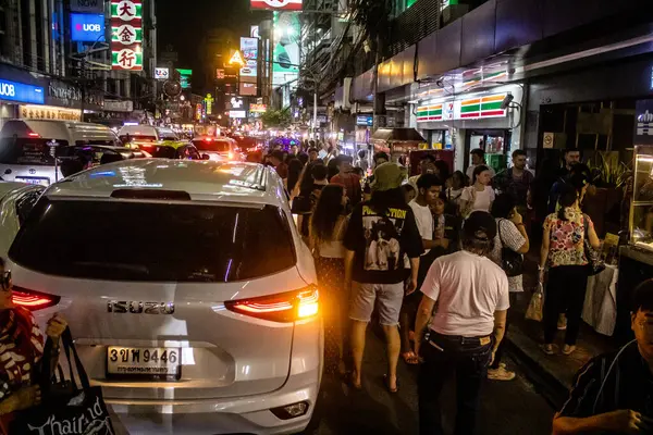 Bangkok, Tayland, 25 Kasım 2024 Çin Mahallesi caddelerinde gece trafik sıkışıklığı. Mahalle canlı sokak hayatı, zengin kültür mirası ve hareketli pazarlarıyla ünlüdür..