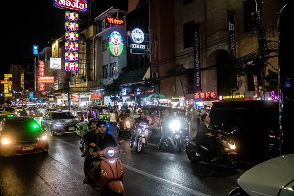 Bangkok, Tayland, 25 Kasım 2024 Çin Mahallesi caddelerinde gece trafik sıkışıklığı. Mahalle canlı sokak hayatı, zengin kültür mirası ve hareketli pazarlarıyla ünlüdür..