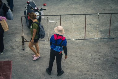 Koh Samui, Tayland, 5 Aralık 2024 Lompray feribot şirketi çalışanları yolcuları yolcu iskelesinde karşılıyor ve gemiyi kalkışa hazırlıyor. Çalışanlar turistlerin güvenliğini sağlıyor.