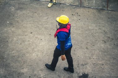 Koh Samui, Tayland, 5 Aralık 2024 Lompray feribot şirketi çalışanları yolcuları yolcu iskelesinde karşılıyor ve gemiyi kalkışa hazırlıyor. Çalışanlar turistlerin güvenliğini sağlıyor.