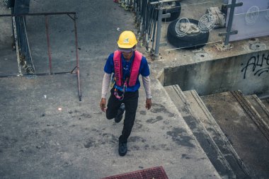 Koh Samui, Tayland, 5 Aralık 2024 Lompray feribot şirketi çalışanları yolcuları yolcu iskelesinde karşılıyor ve gemiyi kalkışa hazırlıyor. Çalışanlar turistlerin güvenliğini sağlıyor.