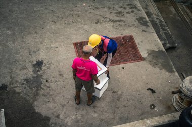 Koh Samui, Tayland, 5 Aralık 2024 Lompray feribot şirketi çalışanları yolcuları yolcu iskelesinde karşılıyor ve gemiyi kalkışa hazırlıyor. Çalışanlar turistlerin güvenliğini sağlıyor.