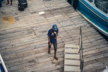 Koh Samui, Tayland, 5 Aralık 2024 Lompray feribot şirketi çalışanları yolcuları yolcu iskelesinde karşılıyor ve gemiyi kalkışa hazırlıyor. Çalışanlar turistlerin güvenliğini sağlıyor.