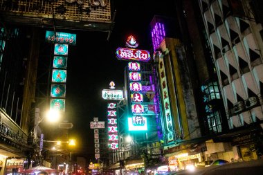 Bangkok, Tayland, 28 Kasım 2024 ünlü Çin Mahallesi semtindeki binaların cephelerinde neon ışıkları. Canlı sokak hayatı, zengin kültür mirası ve hareketli gıda piyasalarıyla tanınır.