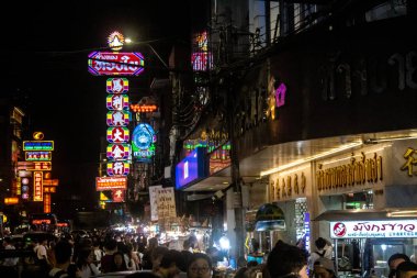 Bangkok, Tayland, 28 Kasım 2024 ünlü Çin Mahallesi semtindeki binaların cephelerinde neon ışıkları. Canlı sokak hayatı, zengin kültür mirası ve hareketli gıda piyasalarıyla tanınır.