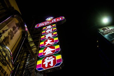 Bangkok, Tayland, 28 Kasım 2024 ünlü Çin Mahallesi semtindeki binaların cephelerinde neon ışıkları. Canlı sokak hayatı, zengin kültür mirası ve hareketli gıda piyasalarıyla tanınır.