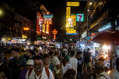 Bangkok, Tayland, 28 Kasım 2024 ünlü Çin Mahallesi semtindeki binaların cephelerinde neon ışıkları. Canlı sokak hayatı, zengin kültür mirası ve hareketli gıda piyasalarıyla tanınır.