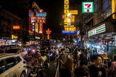 Bangkok, Tayland, 28 Kasım 2024 ünlü Çin Mahallesi semtindeki binaların cephelerinde neon ışıkları. Canlı sokak hayatı, zengin kültür mirası ve hareketli gıda piyasalarıyla tanınır.