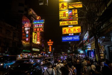Bangkok, Tayland, 28 Kasım 2024 ünlü Çin Mahallesi semtindeki binaların cephelerinde neon ışıkları. Canlı sokak hayatı, zengin kültür mirası ve hareketli gıda piyasalarıyla tanınır.