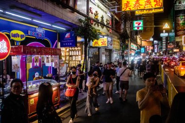 Bangkok, Tayland, 28 Kasım 2024 ünlü Çin Mahallesi semtindeki binaların cephelerinde neon ışıkları. Canlı sokak hayatı, zengin kültür mirası ve hareketli gıda piyasalarıyla tanınır.