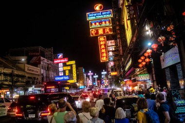 Bangkok, Tayland, 28 Kasım 2024 ünlü Çin Mahallesi semtindeki binaların cephelerinde neon ışıkları. Canlı sokak hayatı, zengin kültür mirası ve hareketli gıda piyasalarıyla tanınır.