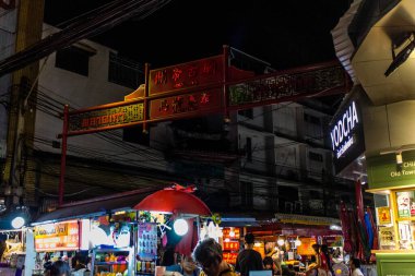 Bangkok, Tayland, 28 Kasım 2024 ünlü Çin Mahallesi semtindeki binaların cephelerinde neon ışıkları. Canlı sokak hayatı, zengin kültür mirası ve hareketli gıda piyasalarıyla tanınır.