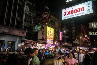 Bangkok, Tayland, 28 Kasım 2024 ünlü Çin Mahallesi semtindeki binaların cephelerinde neon ışıkları. Canlı sokak hayatı, zengin kültür mirası ve hareketli gıda piyasalarıyla tanınır.