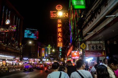 Bangkok, Tayland, 28 Kasım 2024 ünlü Çin Mahallesi semtindeki binaların cephelerinde neon ışıkları. Canlı sokak hayatı, zengin kültür mirası ve hareketli gıda piyasalarıyla tanınır.