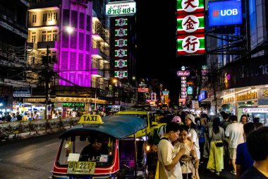 Bangkok, Tayland, 28 Kasım 2024 ünlü Çin Mahallesi semtindeki binaların cephelerinde neon ışıkları. Canlı sokak hayatı, zengin kültür mirası ve hareketli gıda piyasalarıyla tanınır.