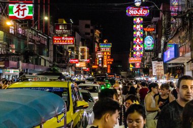 Bangkok, Tayland, 28 Kasım 2024 ünlü Çin Mahallesi semtindeki binaların cephelerinde neon ışıkları. Canlı sokak hayatı, zengin kültür mirası ve hareketli gıda piyasalarıyla tanınır.