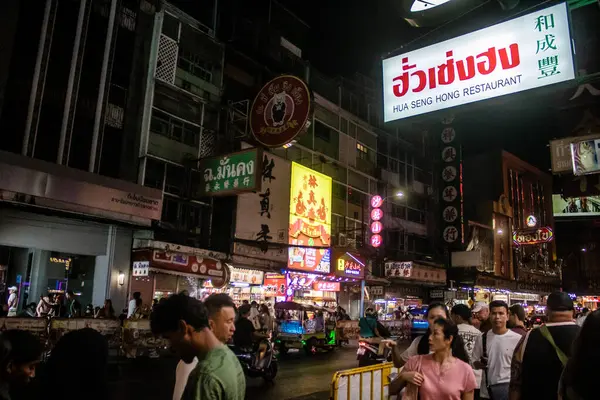 Bangkok, Tayland, 28 Kasım 2024 ünlü Çin Mahallesi semtindeki binaların cephelerinde neon ışıkları. Canlı sokak hayatı, zengin kültür mirası ve hareketli gıda piyasalarıyla tanınır.