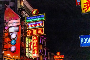 Bangkok, Tayland, 28 Kasım 2024 ünlü Çin Mahallesi semtindeki binaların cephelerinde neon ışıkları. Canlı sokak hayatı, zengin kültür mirası ve hareketli gıda piyasalarıyla tanınır.