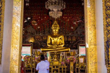 Bangkok, Tayland, 12 Aralık 2024. Bangkok 'un merkezindeki Grand Palace' ı ziyaret eden turistler. Saray 1782 'den beri Siyam Kralları' nın resmi ikametgahıdır..