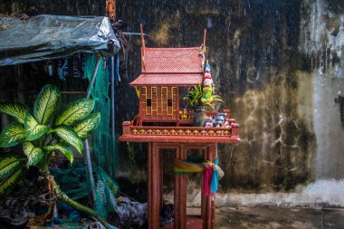 Bangkok, Tayland, 12 Aralık 2024. Bangkok 'un merkezindeki Grand Palace' ı ziyaret eden turistler. Saray 1782 'den beri Siyam Kralları' nın resmi ikametgahıdır..