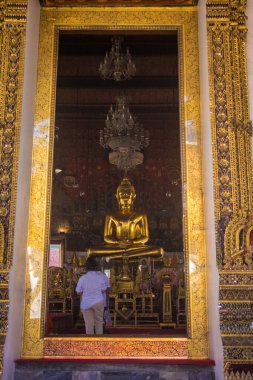 Bangkok, Tayland, 12 Aralık 2024. Bangkok 'un merkezindeki Grand Palace' ı ziyaret eden turistler. Saray 1782 'den beri Siyam Kralları' nın resmi ikametgahıdır..