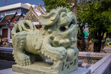 Bangkok, Tayland, 12 Aralık 2024. Bangkok 'un merkezindeki Grand Palace' ı ziyaret eden turistler. Saray 1782 'den beri Siyam Kralları' nın resmi ikametgahıdır..