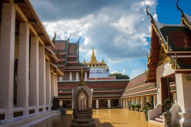 Bangkok, Tayland, 12 Aralık 2024. Bangkok 'un merkezindeki Grand Palace' ı ziyaret eden turistler. Saray 1782 'den beri Siyam Kralları' nın resmi ikametgahıdır..