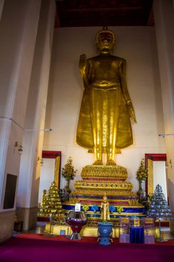 Bangkok, Tayland, 12 Aralık 2024. Bangkok 'un merkezindeki Grand Palace' ı ziyaret eden turistler. Saray 1782 'den beri Siyam Kralları' nın resmi ikametgahıdır..