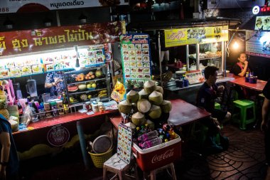 Bangkok, Tayland, 30 Kasım 2024 Çin Mahallesi gece pazarı. Bölge canlı sokak hayatı, zengin kültür mirası ve hareketli pazarlarıyla tanınıyor..