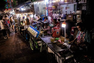 Bangkok, Tayland, 30 Kasım 2024 Çin Mahallesi gece pazarı. Bölge canlı sokak hayatı, zengin kültür mirası ve hareketli pazarlarıyla tanınıyor..