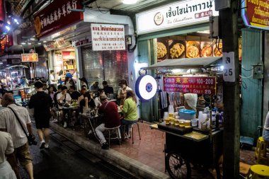 Bangkok, Tayland, 30 Kasım 2024 Çin Mahallesi gece pazarı. Bölge canlı sokak hayatı, zengin kültür mirası ve hareketli pazarlarıyla tanınıyor..