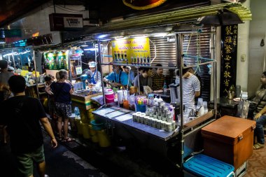 Bangkok, Tayland, 30 Kasım 2024 Çin Mahallesi gece pazarı. Bölge canlı sokak hayatı, zengin kültür mirası ve hareketli pazarlarıyla tanınıyor..