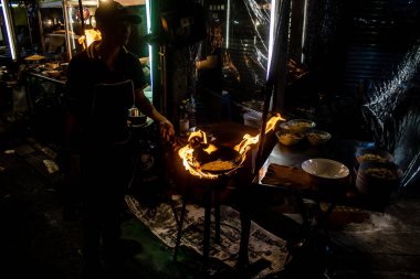 Bangkok, Tayland, 30 Kasım 2024 Çin Mahallesi gece pazarı. Bölge canlı sokak hayatı, zengin kültür mirası ve hareketli pazarlarıyla tanınıyor..