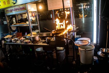 Bangkok, Tayland, 30 Kasım 2024 Çin Mahallesi gece pazarı. Bölge canlı sokak hayatı, zengin kültür mirası ve hareketli pazarlarıyla tanınıyor..