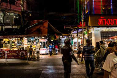 Bangkok, Tayland, 30 Kasım 2024 Çin Mahallesi gece pazarı. Bölge canlı sokak hayatı, zengin kültür mirası ve hareketli pazarlarıyla tanınıyor..