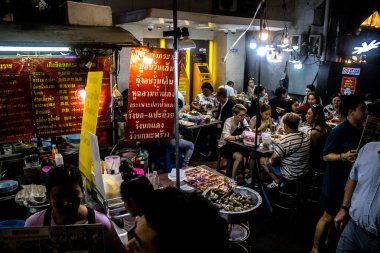 Bangkok, Tayland, 30 Kasım 2024 Çin Mahallesi gece pazarı. Bölge canlı sokak hayatı, zengin kültür mirası ve hareketli pazarlarıyla tanınıyor..